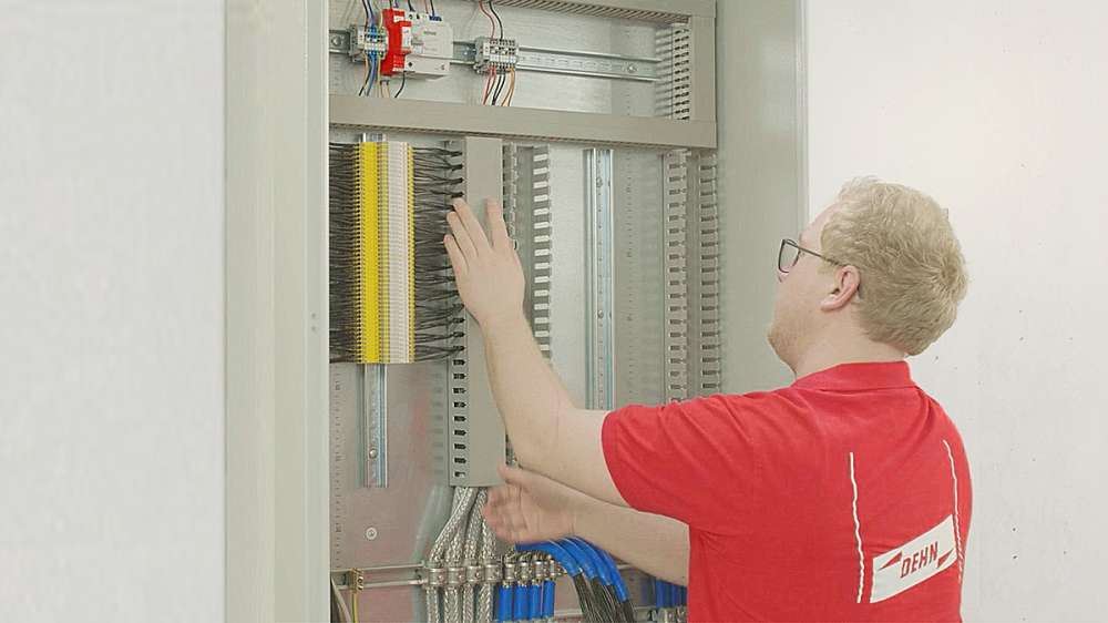 DEHN BLITZDUCTORconnect - FM-Einheit überwacht bis zu 50 Ableiter