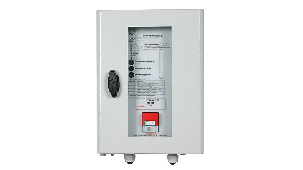 Coffret métallique blanc avec fenêtre de contrôle pour divers affichages et commandes.