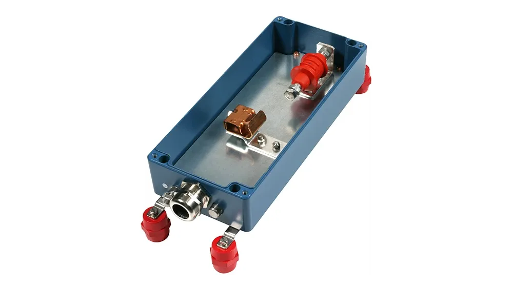 Coffret métallique bleu, ouvert, avec connexions rouges.