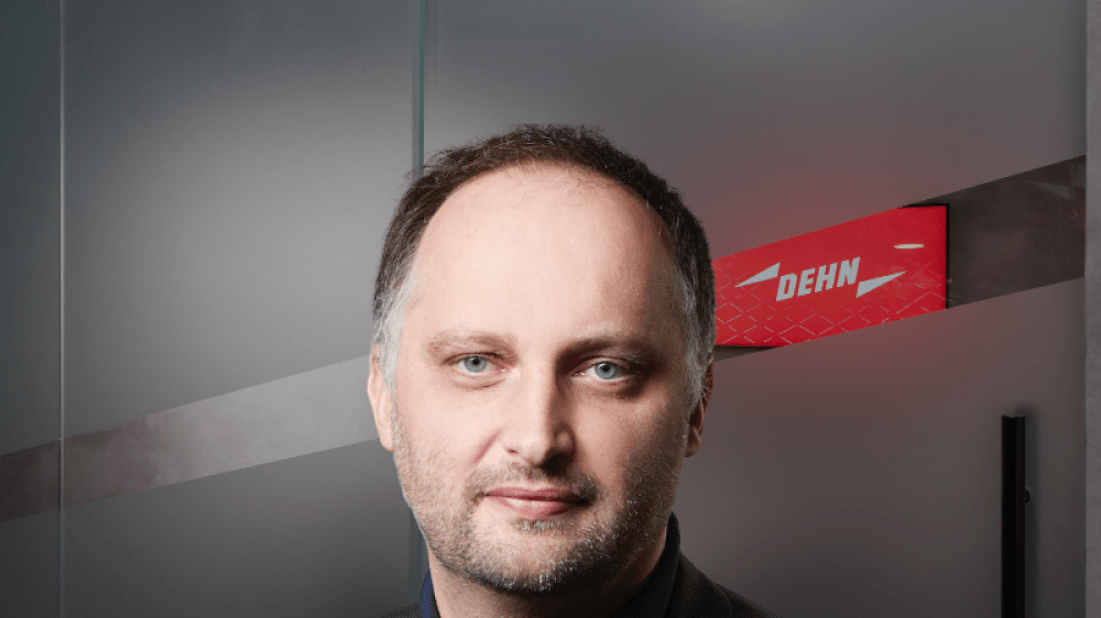 Portrait de Geoffrey Eloire, responsable des ventes Centre-Est DEHN France, votre expert régional en parafoudres et paratonnerres dans la région de Dijon, La Bresse, Lyon, Saint-Etienne
