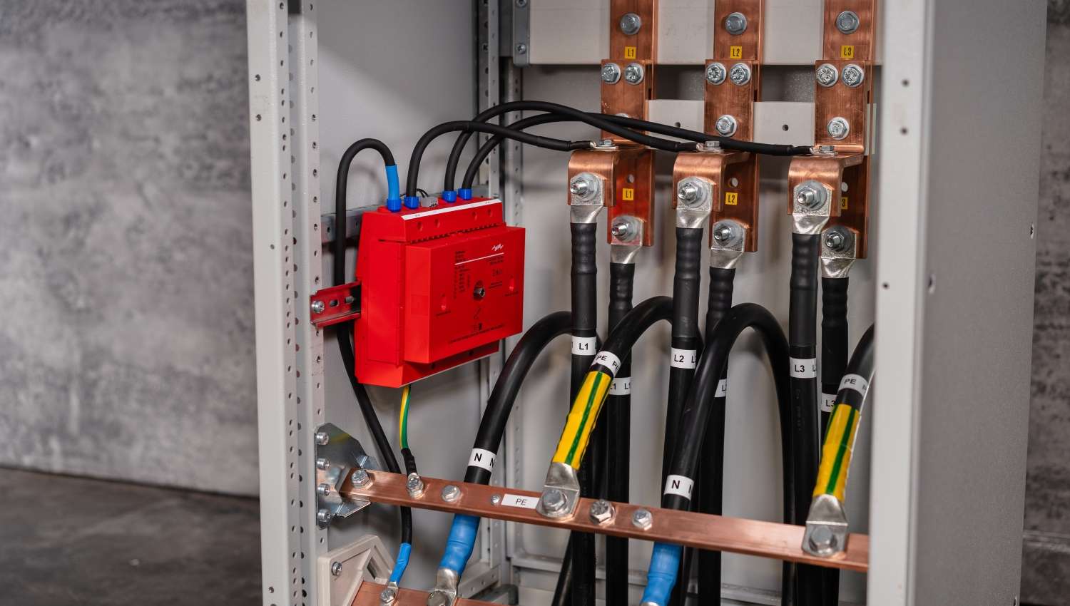 Für sicheren und normgerechten Überspannungsschutz ohne Vorsicherung: Der anschlussfertige Kombi-Ableiter (Typ 1 + 2 + 3) DEHNventil ACI M TNS 264 FM schafft Sicherheit am Einspeisepunkt der Niederspannungsschaltanlage
