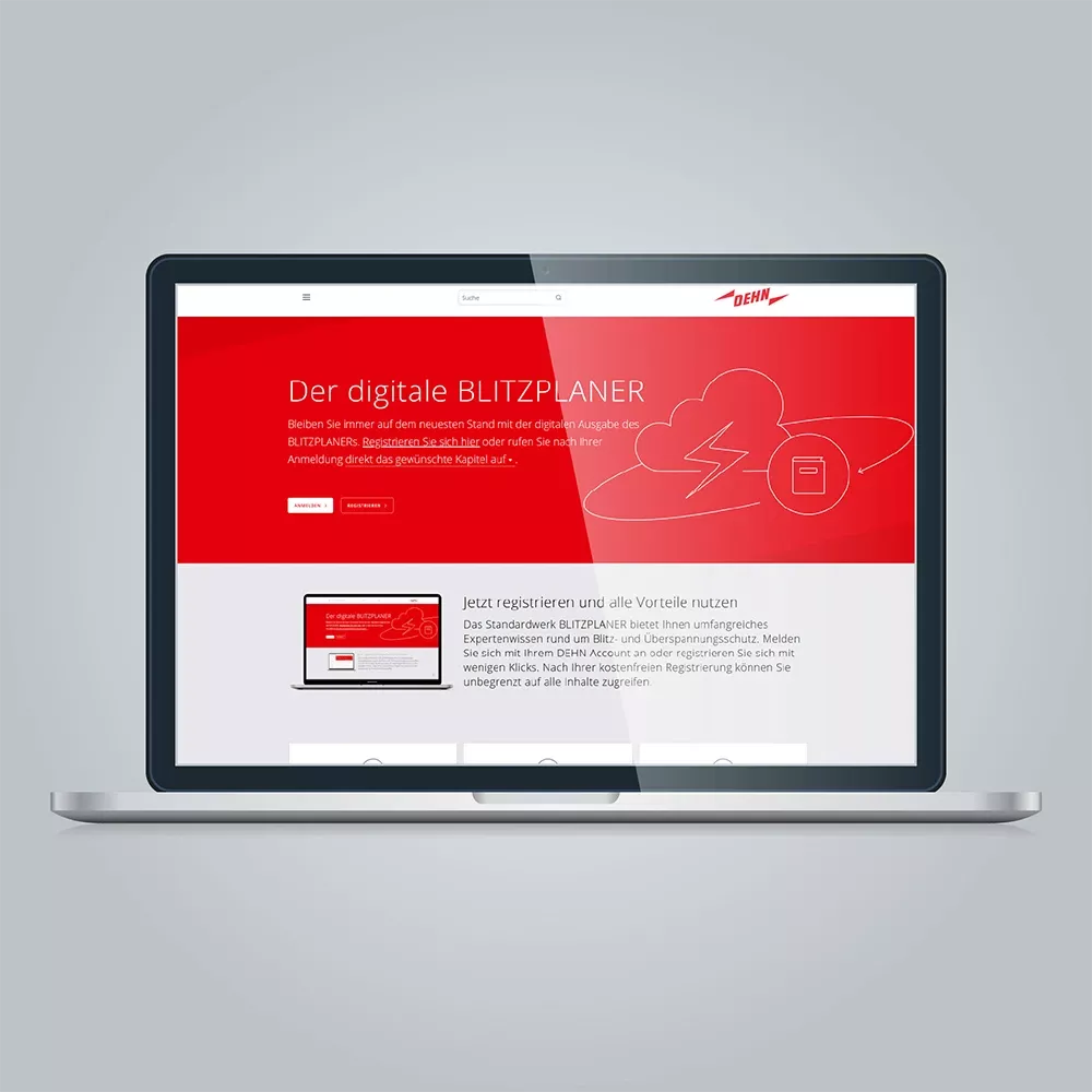 Laptop displaying a red website titled "Der digitale BLITZPLANER" with a lightning cloud graphic and registration buttons.