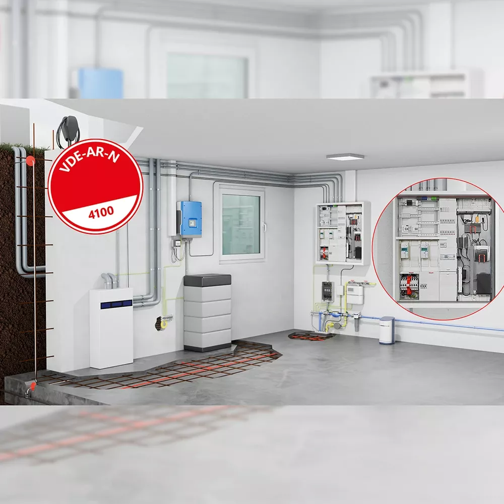 Technikraum mit elektrischen Anlagen, Rohrleitungen und einem an der Wand montierten blauen Gerät. Ein roter Kreis hebt ein geöffnetes Bedienfeld hervor. Auf einem roten Etikett steht „VDE-AR-N 4100“.