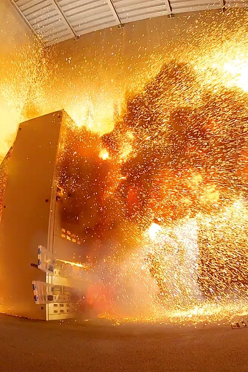 Explosion d’une armoire électrique, avec des flammes et des étincelles.