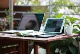 un tablet di fianco ad un notebook